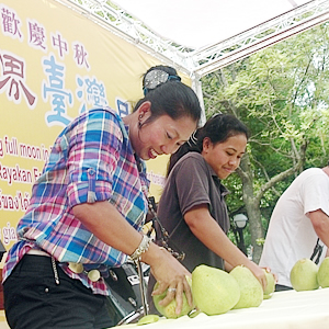 中秋節剝柚子比賽